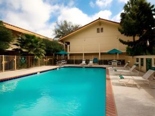 super 8 by wyndham austin south i 35