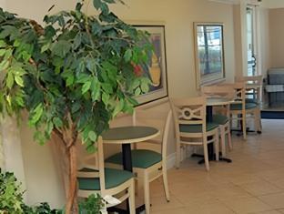 super 8 by wyndham austin south i 35