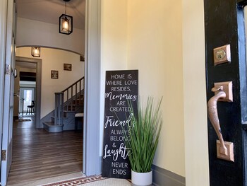 The Aquarium Chateau - With Private Yard & Parking, Near Falls, Casino By Niagara Hospitality,,3 star