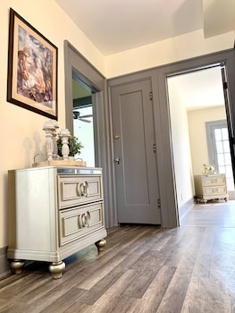 The Aquarium Chateau - With Private Yard & Parking, Near Falls, Casino By Niagara Hospitality,,3 star