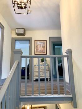 The Aquarium Chateau - With Private Yard & Parking, Near Falls, Casino By Niagara Hospitality,,3 star