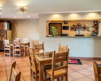 econo lodge inn and suites