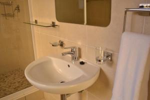 caulfield self catering