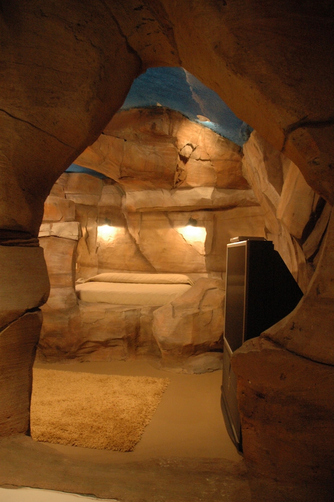 wildwood inn tropical dome and theme suites