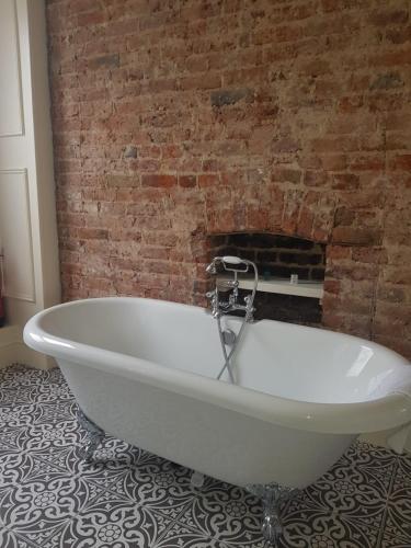 the crown pub and guesthouse