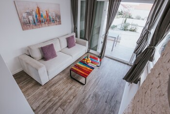 apartments and rooms danivan pool villas b