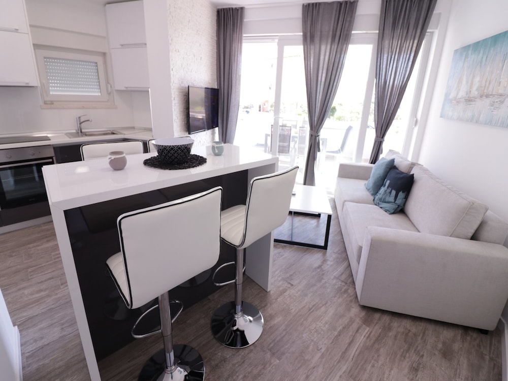 apartments and rooms danivan pool villas b