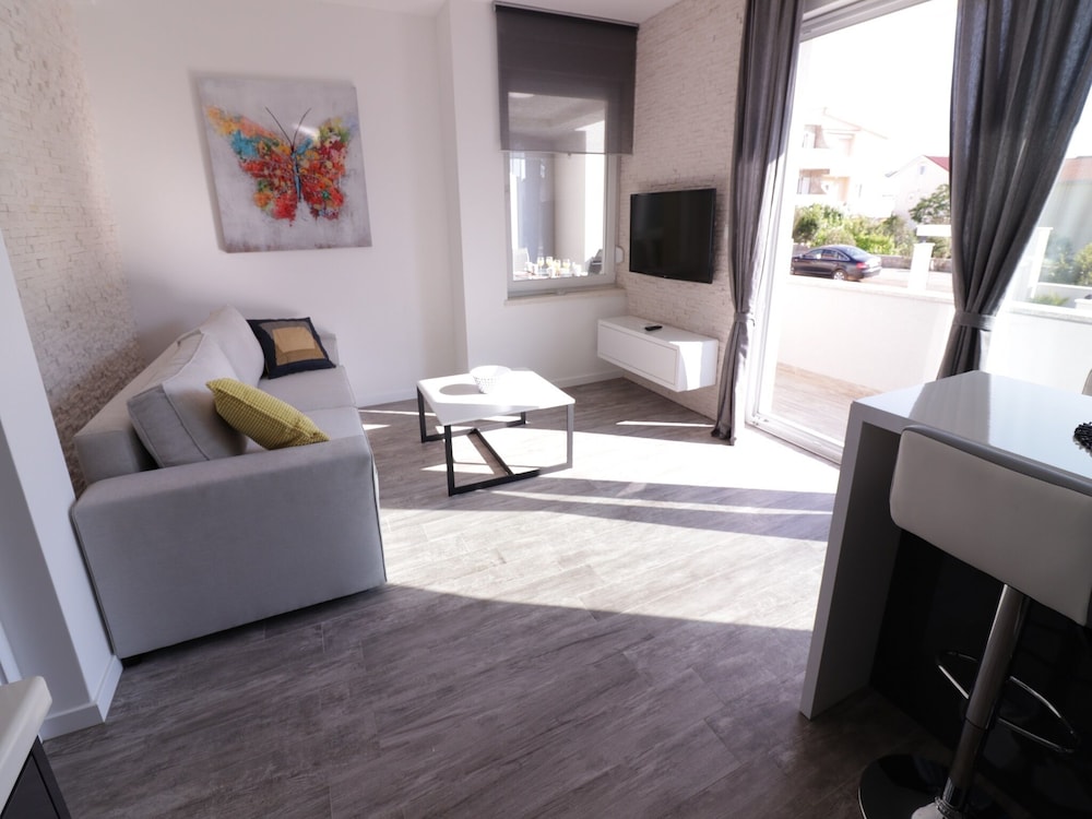 apartments and rooms danivan pool villas b