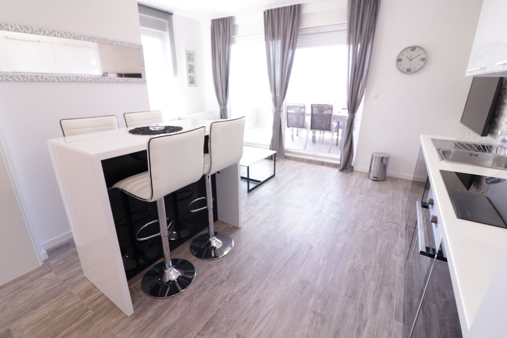 apartments and rooms danivan pool villas b