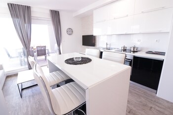 apartments and rooms danivan pool villas b