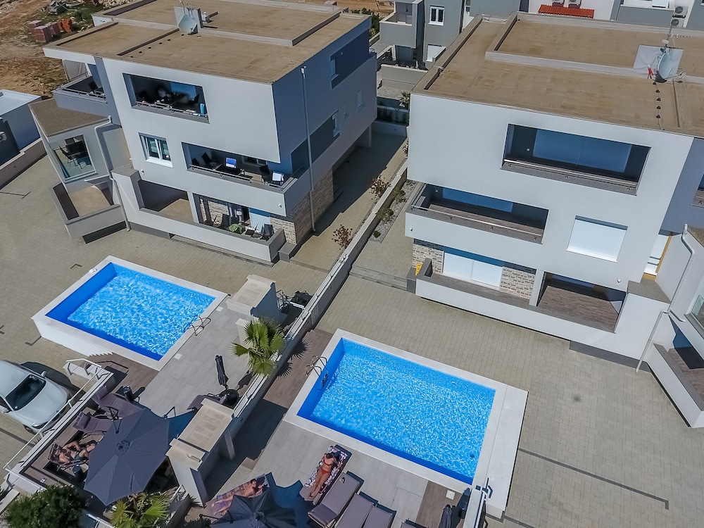 apartments and rooms danivan pool villas b