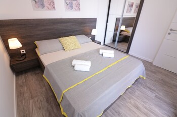 apartments and rooms danivan pool villas b
