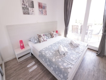 apartments and rooms danivan pool villas b