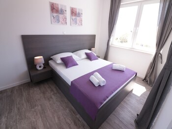 apartments and rooms danivan pool villas b