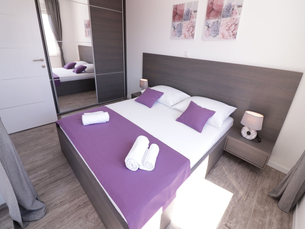 apartments and rooms danivan pool villas b
