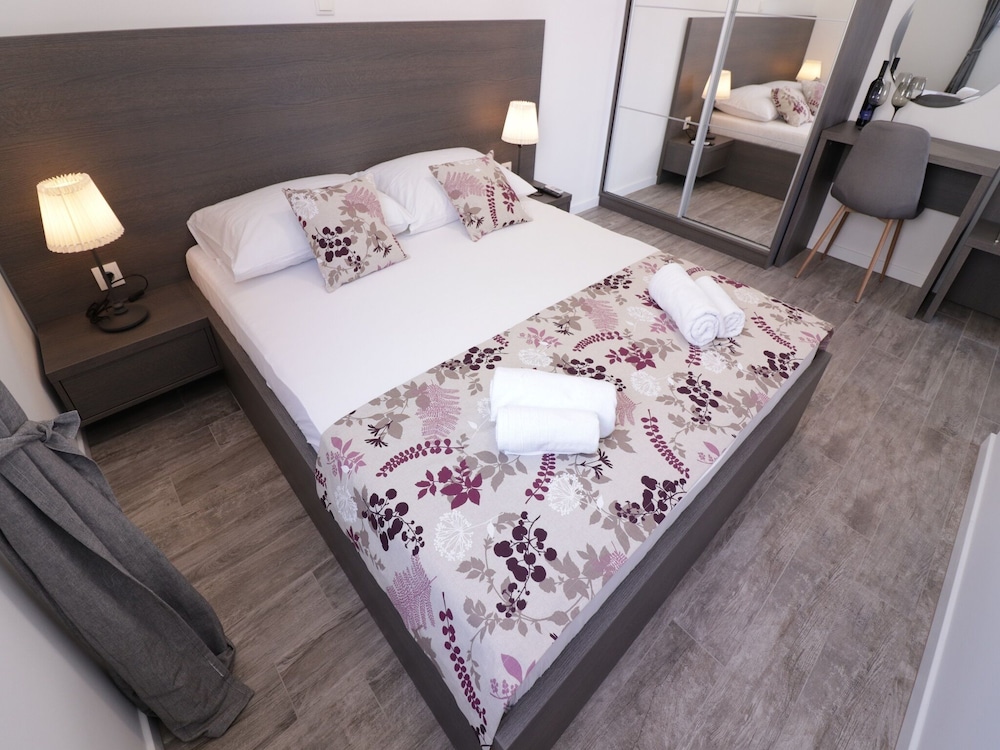 apartments and rooms danivan pool villas b