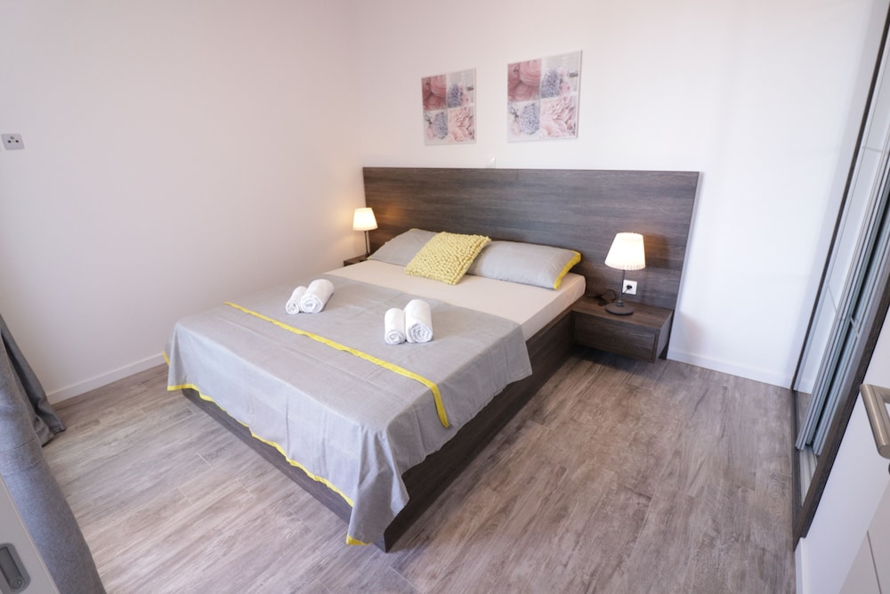 apartments and rooms danivan pool villas b