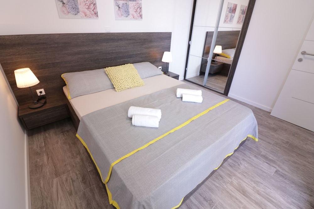 apartments and rooms danivan pool villas b