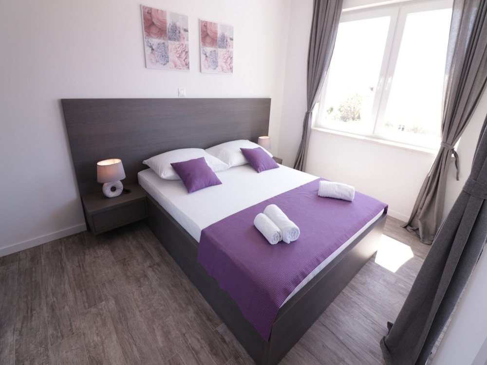 apartments and rooms danivan pool villas b