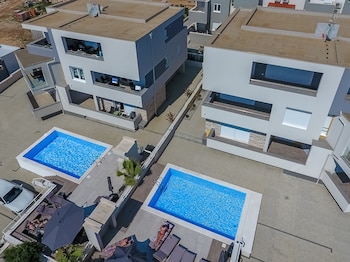 apartments and rooms danivan pool villas b
