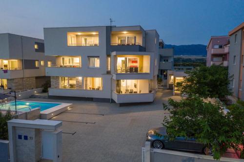 apartments and rooms danivan pool villas b