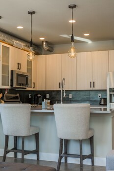 Swanky Townhome Near Old Town, Breweries & River!,,3.5 star