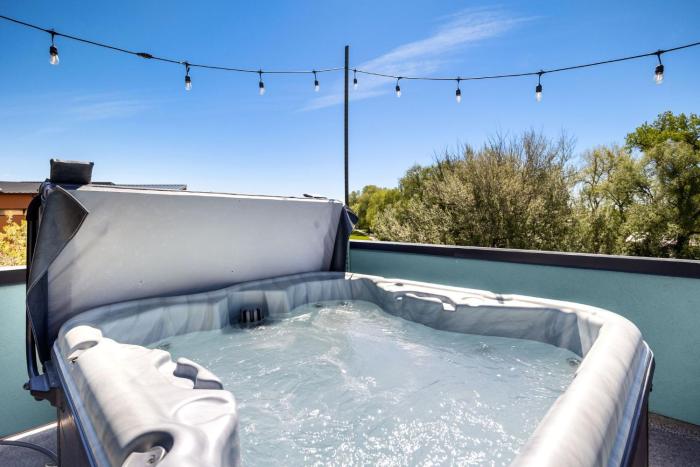 swanky townhome near old town breweries and river