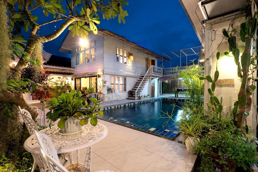 secret garden pool villa