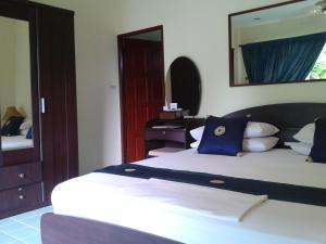 the waterfront hotel at fishermans village