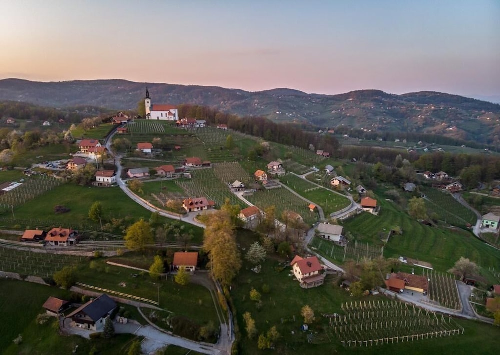 vineyard cottage hocevar