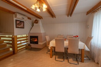 vineyard cottage hocevar