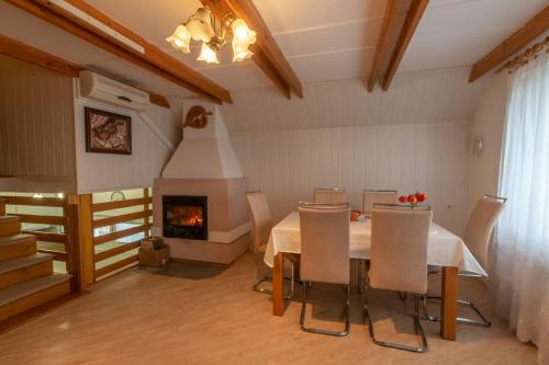 vineyard cottage hocevar