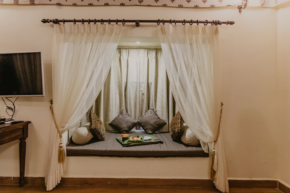 gir lion safari camp