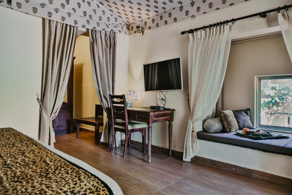 gir lion safari camp