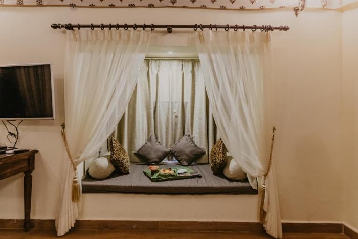 gir lion safari camp