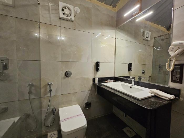 gir lion safari camp