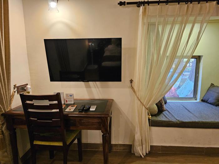 gir lion safari camp