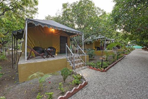 gir lion safari camp