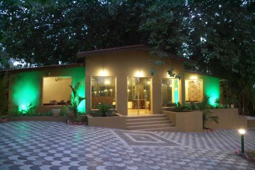 gir lion safari camp