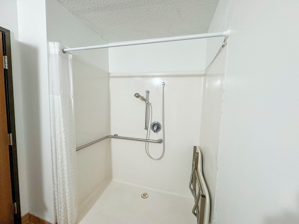 fairbridge inn and suites batavia darien amusement park