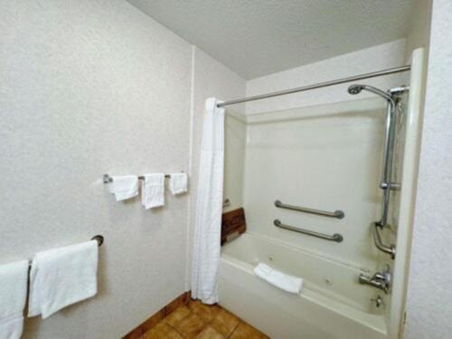 fairbridge inn and suites batavia darien amusement park