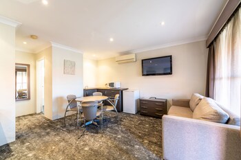 parkes international motor inn