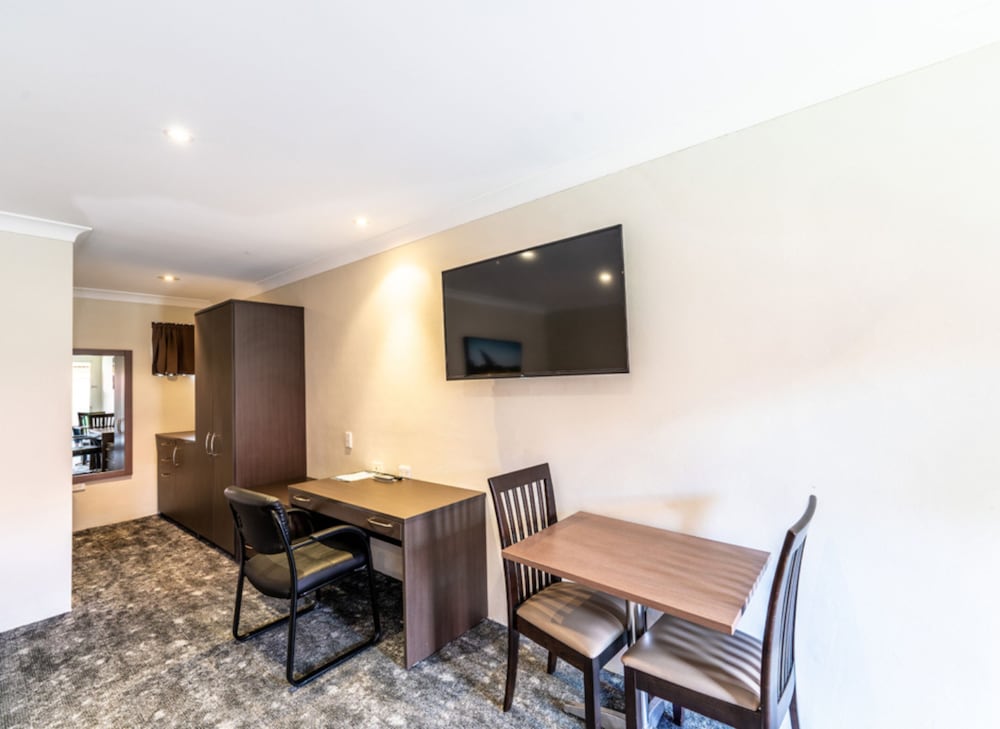 parkes international motor inn