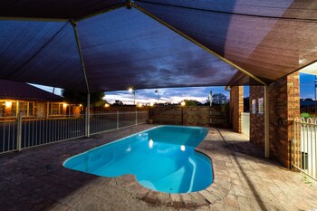 parkes international motor inn