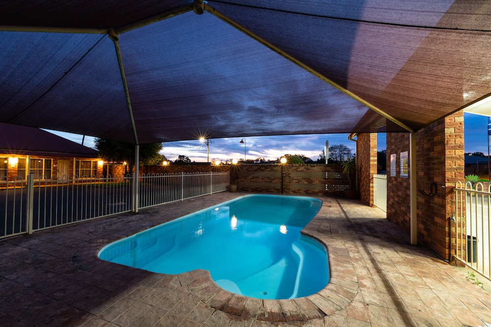 parkes international motor inn