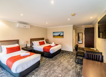 parkes international motor inn
