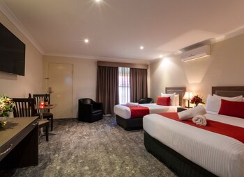 parkes international motor inn