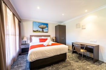 parkes international motor inn