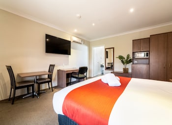 parkes international motor inn
