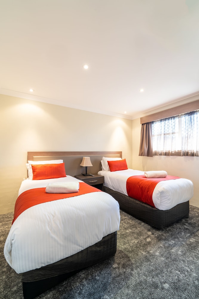 parkes international motor inn